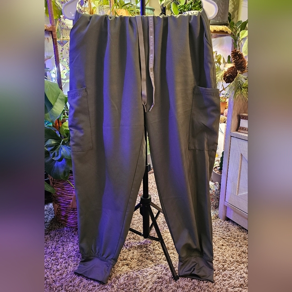 Med couture olive jogger scrub set - Picture 5 of 8